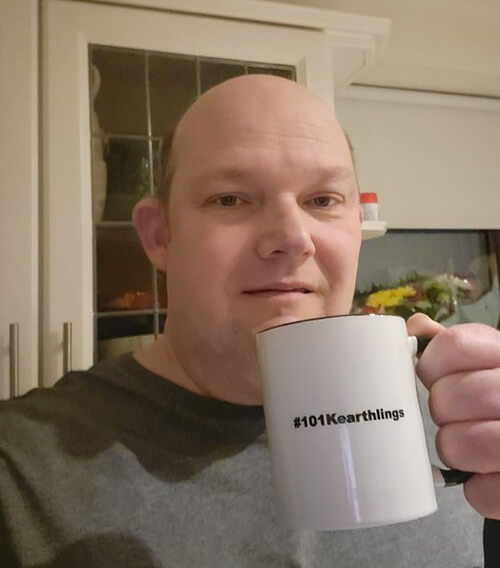 Clive_ManchesterUK_500x568_opt Photo of Fan of the Month Clive holding up a white coffee mug with the hashtag 101Kearthlings